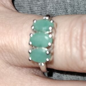 Elegant Silver and 3ct Jade Green Gem Ring